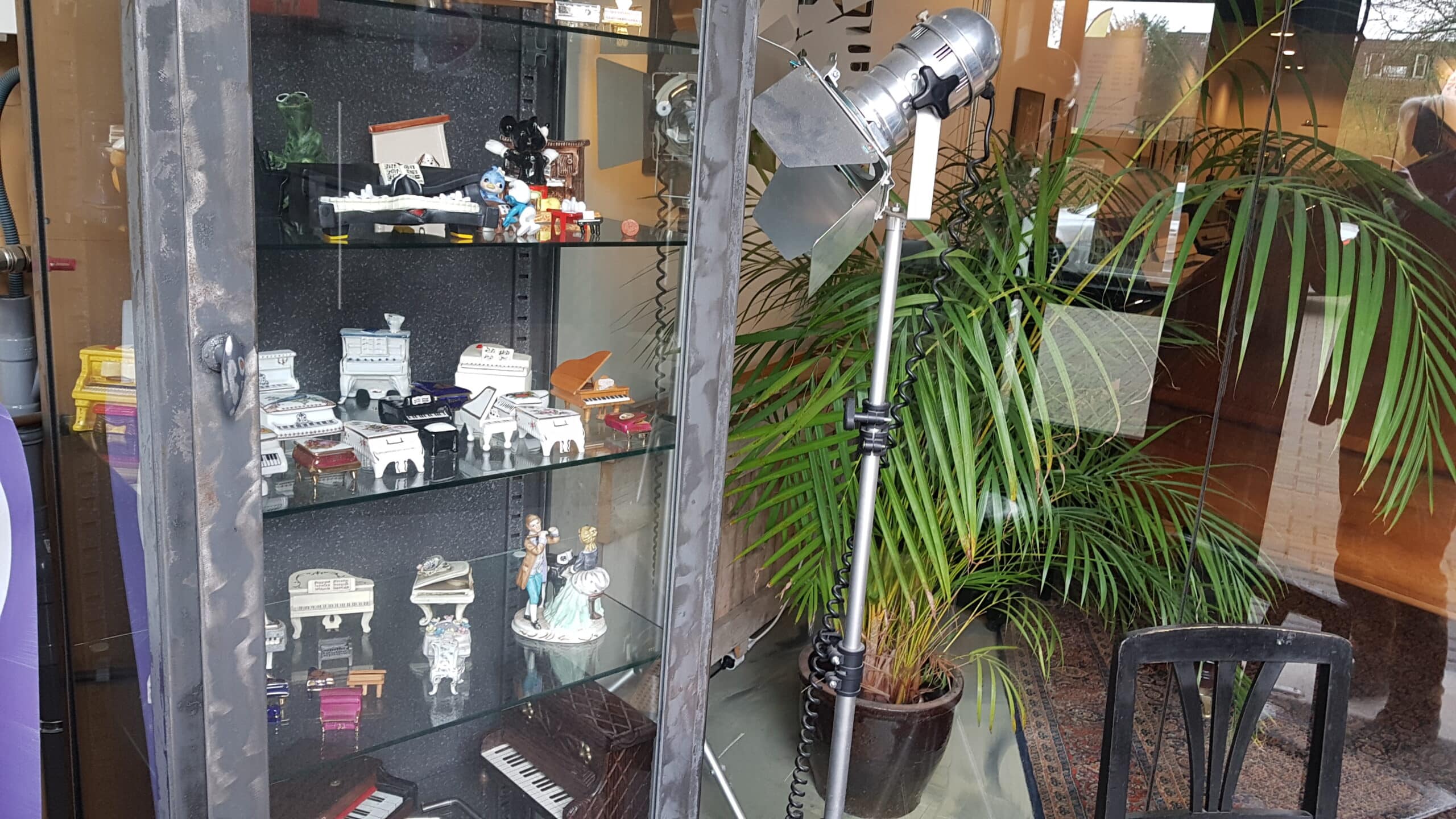 Piano- Vleugel vitrine kast. Stalen kast met diverse mini piano en vleugel modellen  Tegen elk aanneemlijk bod