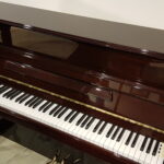Nieuwstaat donker mahonie piano Steinbeck 110 Cl. met studiepedaal.  €  1790,-