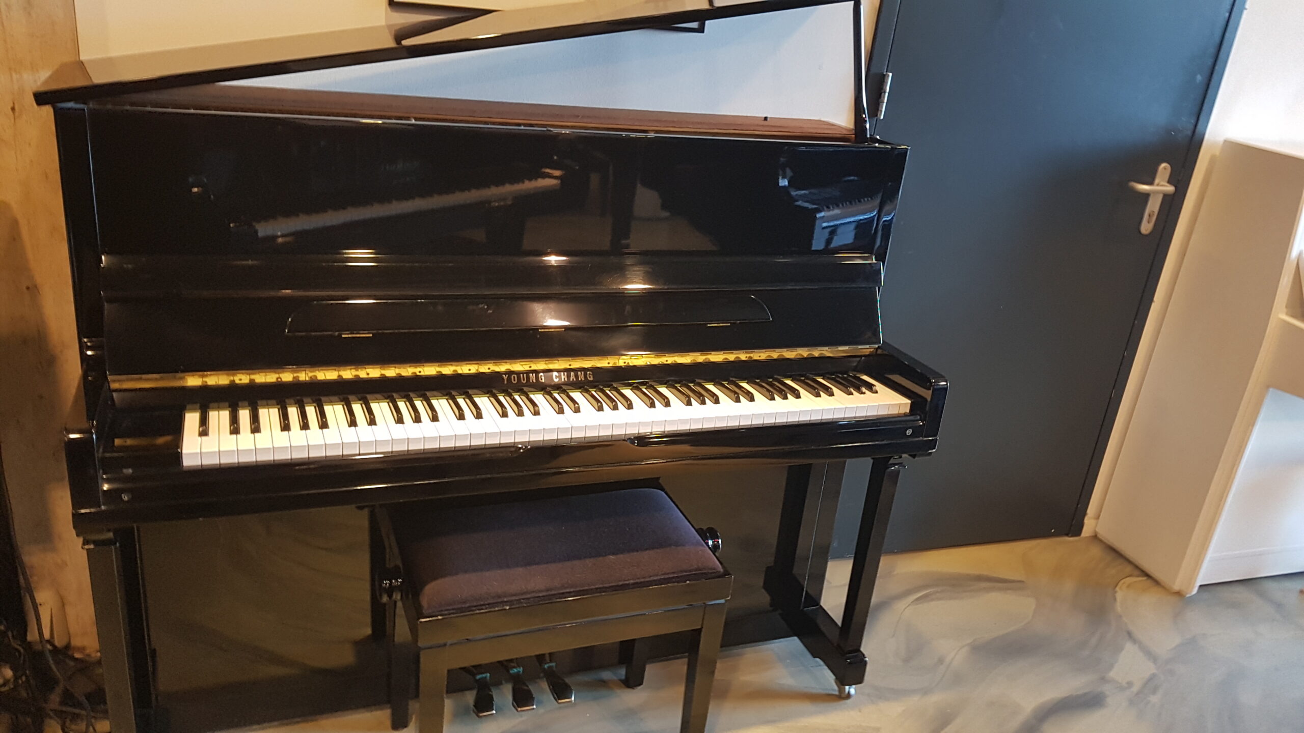 Piano in nieuwstaat Young Chang 118, zwart hoogglans met studie pedaal. €  2290,-