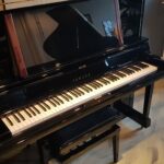 Jonge Japanse piano U5, excl. model, zwart hoogglans. Fabrieksnieuwe staat. € 6990,-