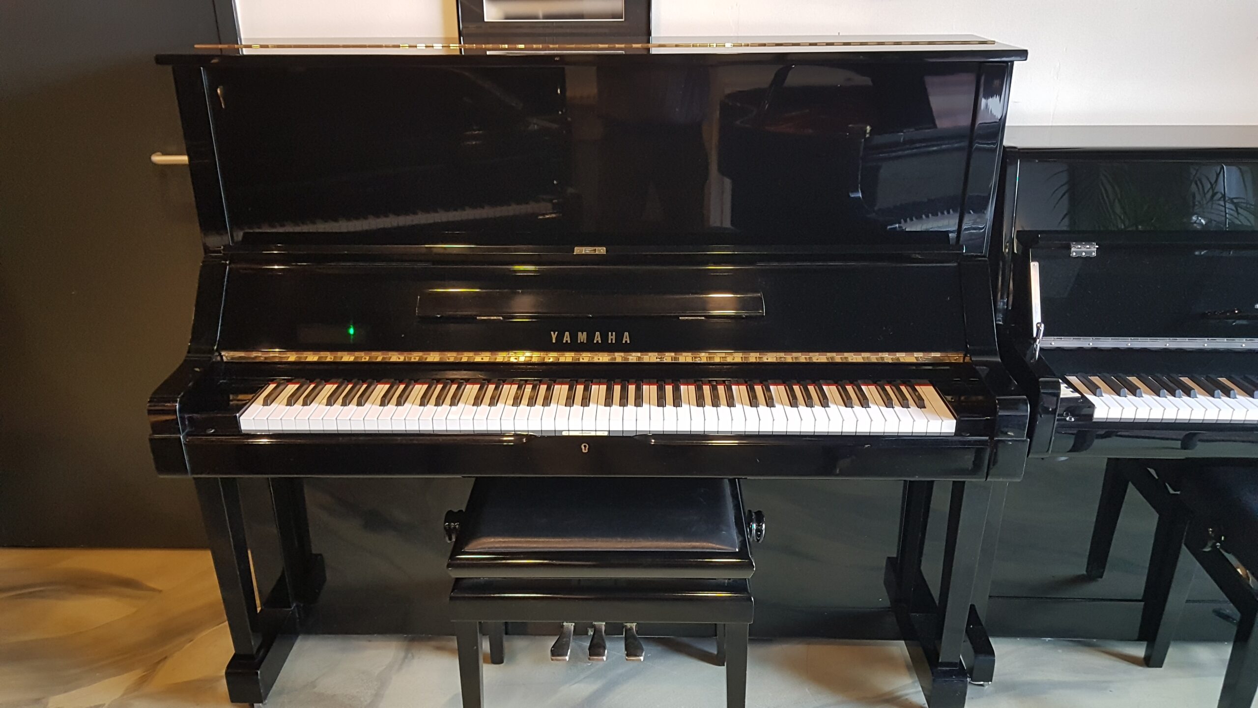 Handbouw Japanse piano Yamaha X5 131 cm, zwart hoogglans. Mooie staat.  €  4390,-