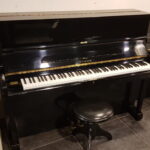 Piano Samick SU 118 Imperial, zwart hoogglans. Studiepdaal.  €  1590,-