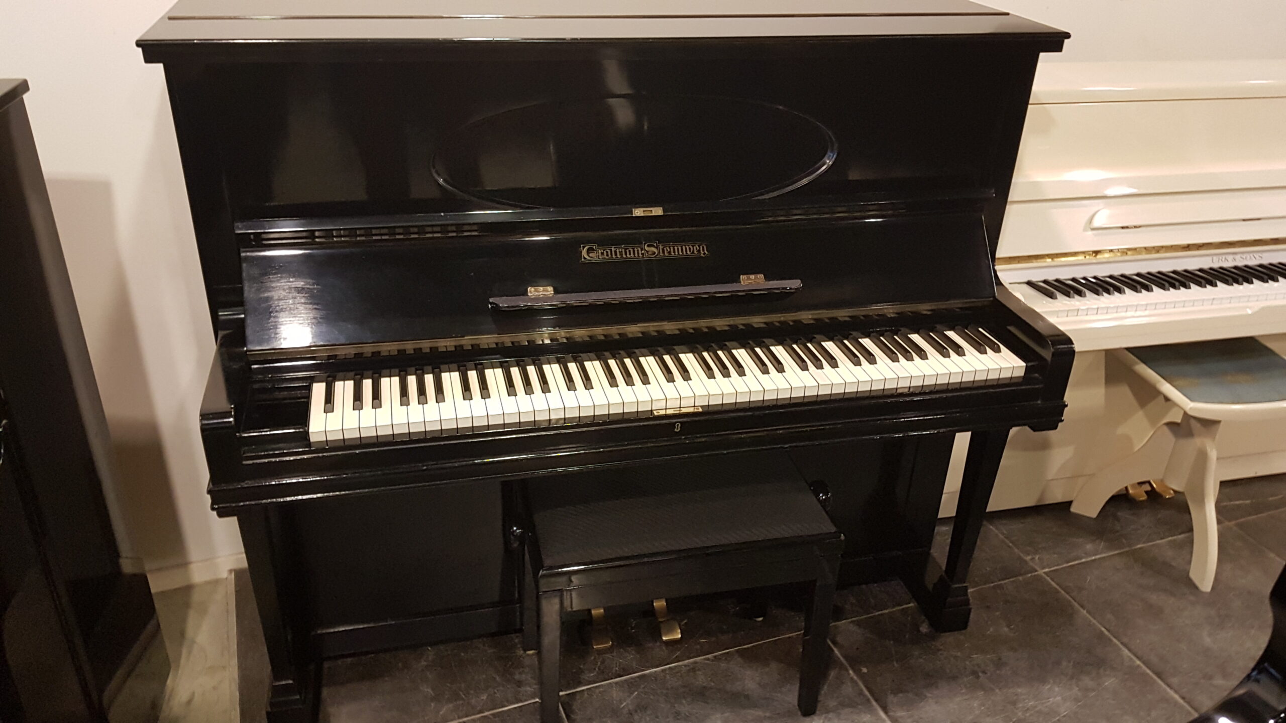 Duitse klasse piano Grotrian Steinweg 125, zwart hoogglans. Perfecte conditie. €  3990.–