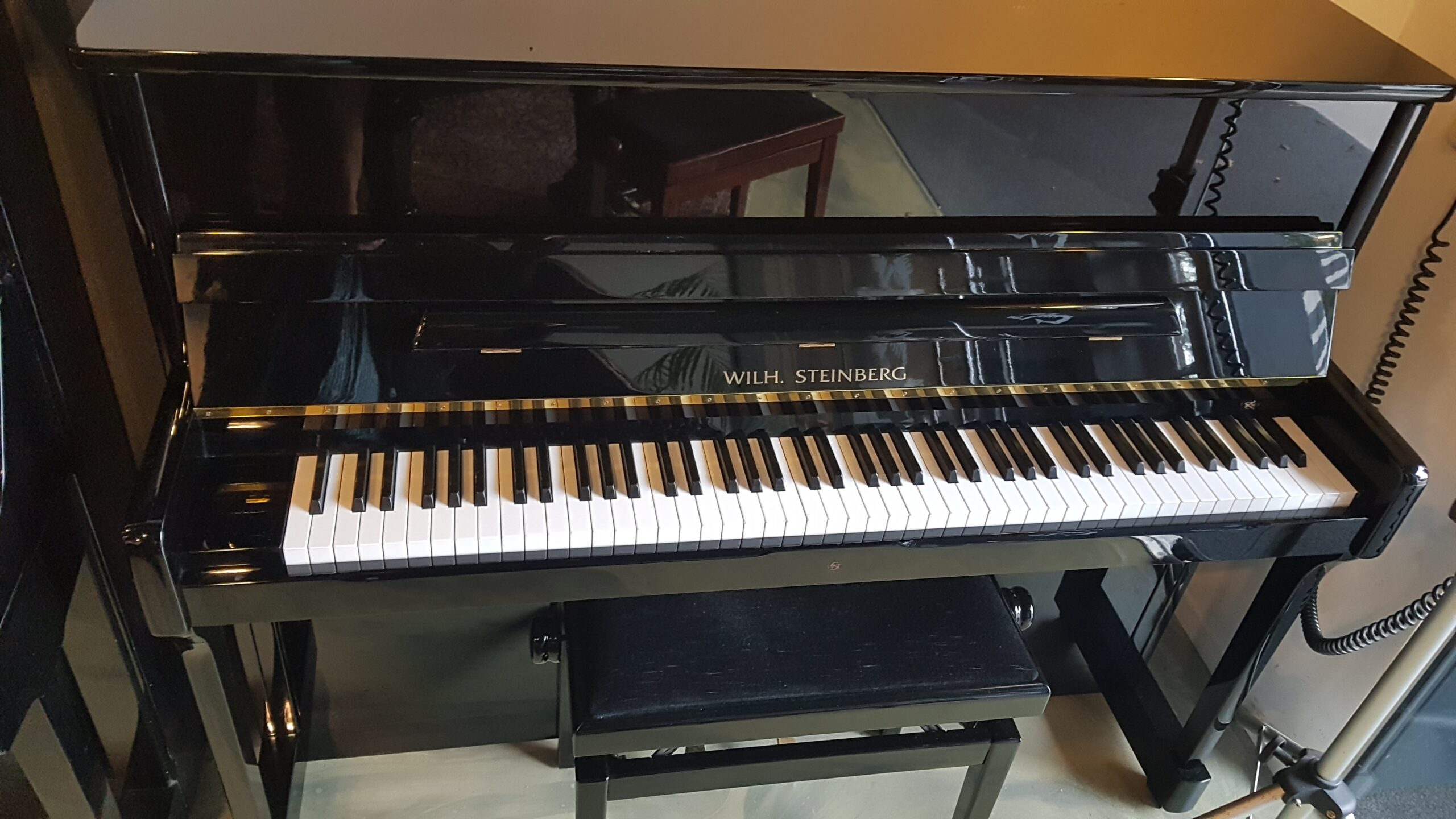 Duitse jonge piano Wilhelm Steinberg 115, zwart hoogglans. Renner mechaniek.  € 3690,-