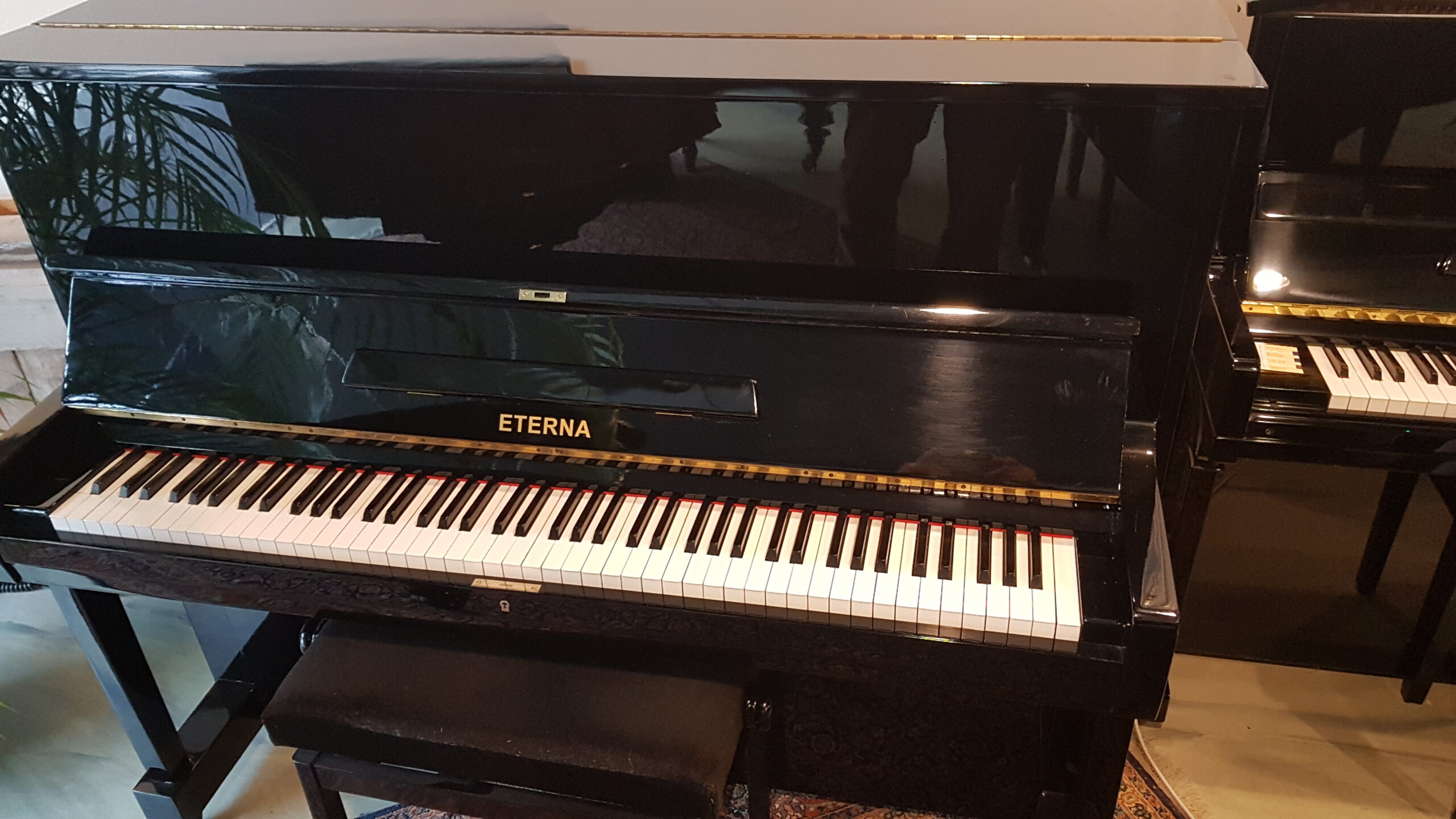 Japanse piano Yamaha U / Eterna 121, zwart hoogglans. Mooie staat. € 2390,-