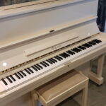 Piano Samick / Lindbergh 121, wit / ivory hoogglans. Studiepedaal.  €  1890,-
