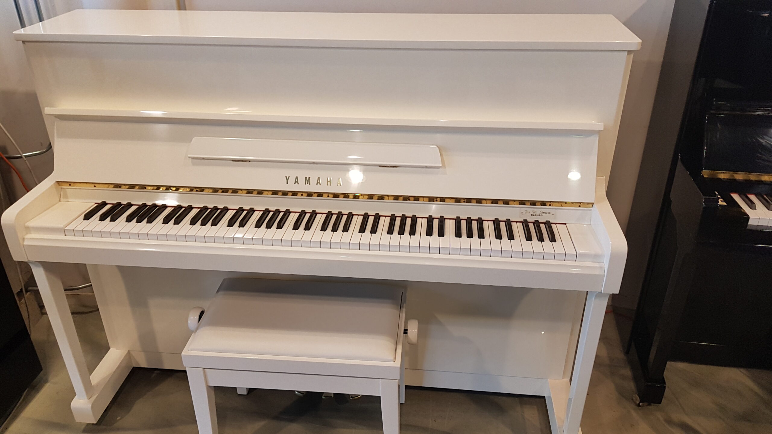 Japanse Piano Yamaha 116 PT, wit hoogglans, studiepedaal. Nieuwstaat!  Verkocht