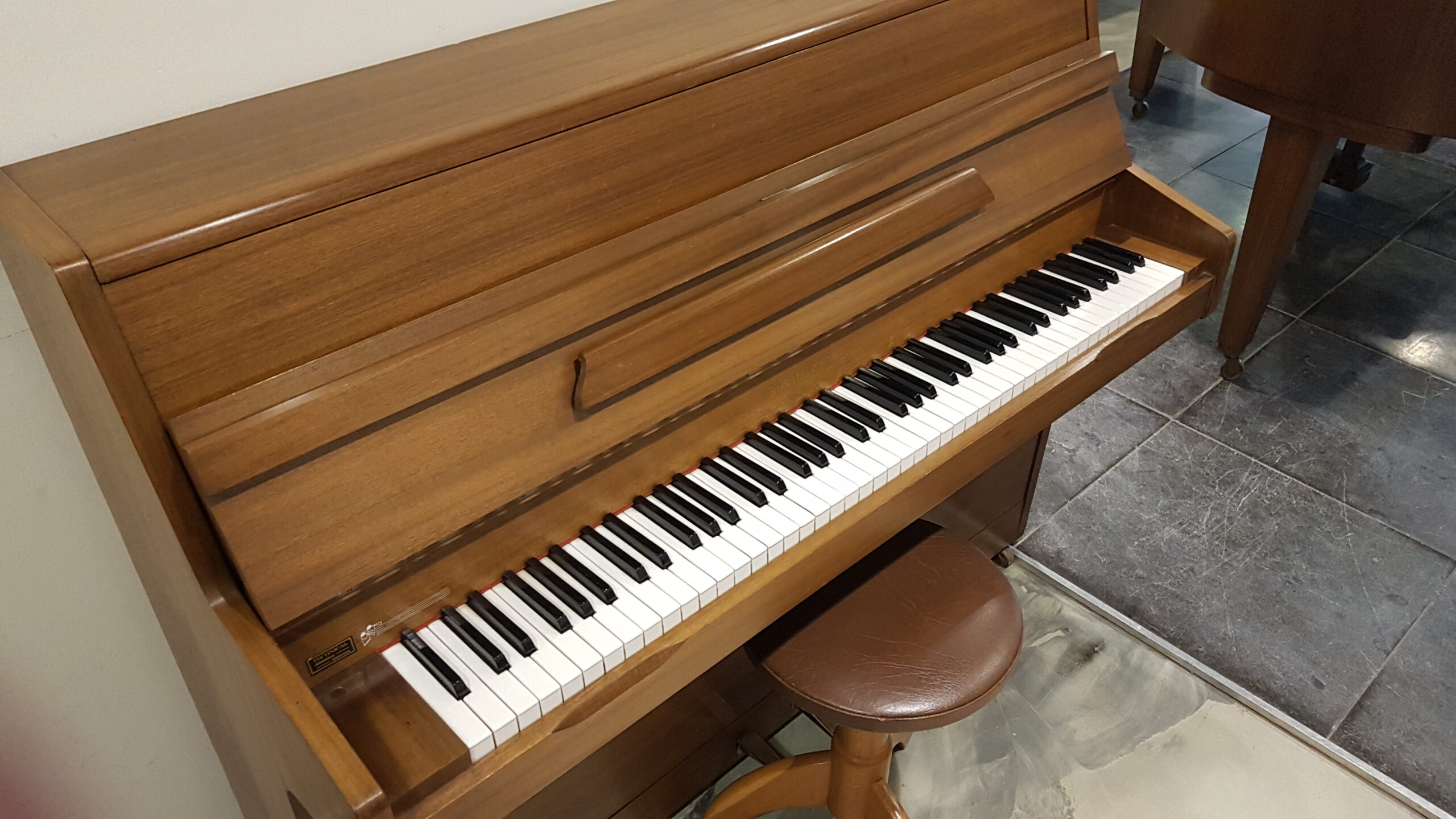 Gebruikte piano Barrat & Robinson 110, donker noten.  Aanbieding  Verkocht