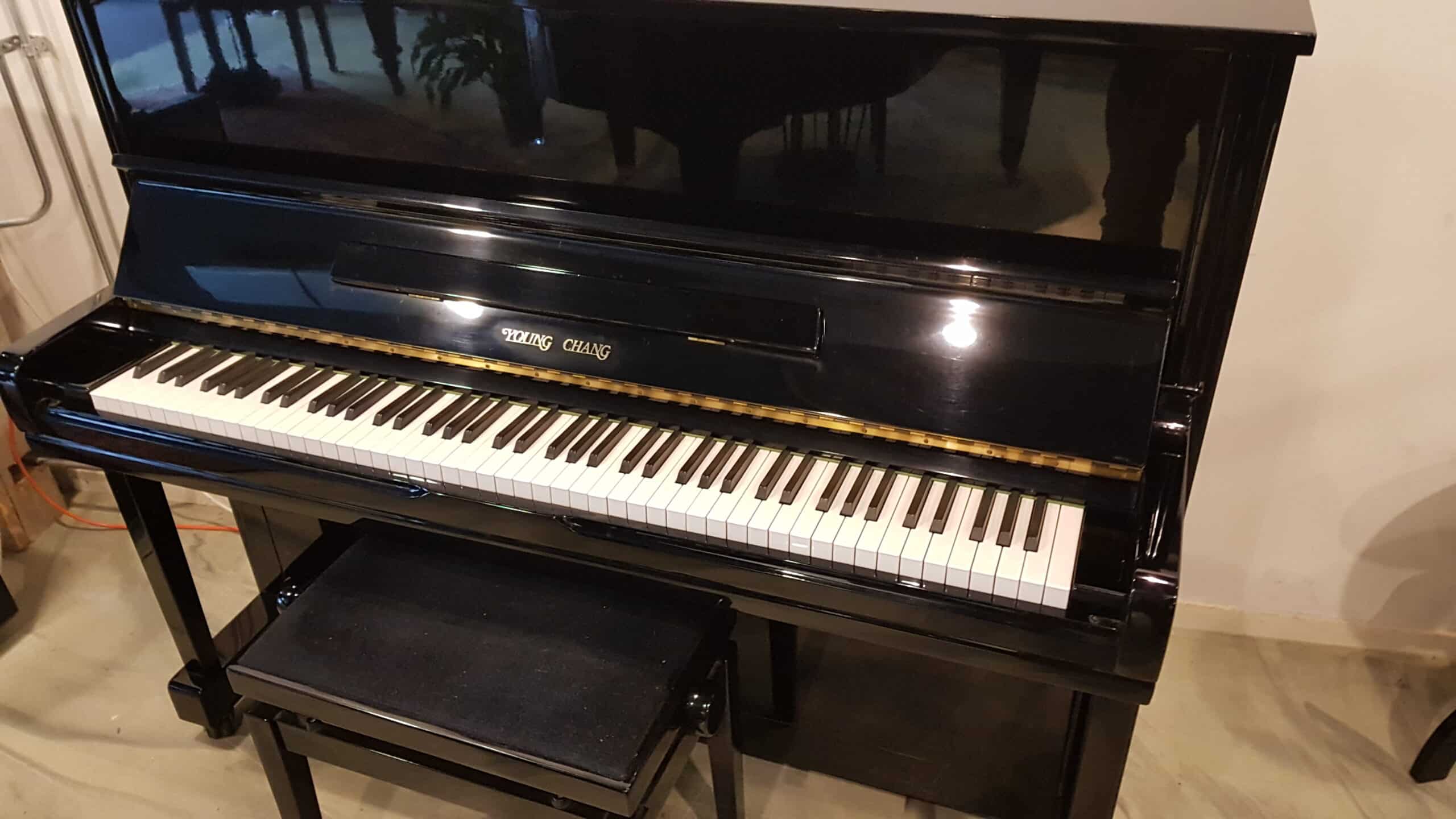 In nieuwstaat piano Young Chang 121 model U1, zwart hoogglans.  €  2390,-