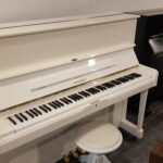 Witte hoogglans piano Samick / Huyndai 121. Originele fabriekslak. Studiepedaal. Verkocht