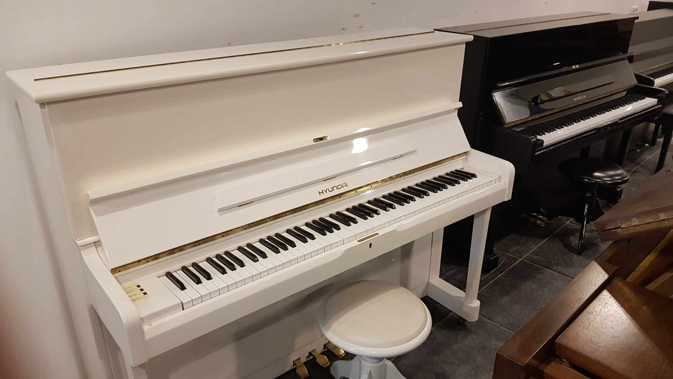 Witte hoogglans piano Samick / Huyndai 121. Originele fabriekslak. Studiepedaal.  €  1890,-