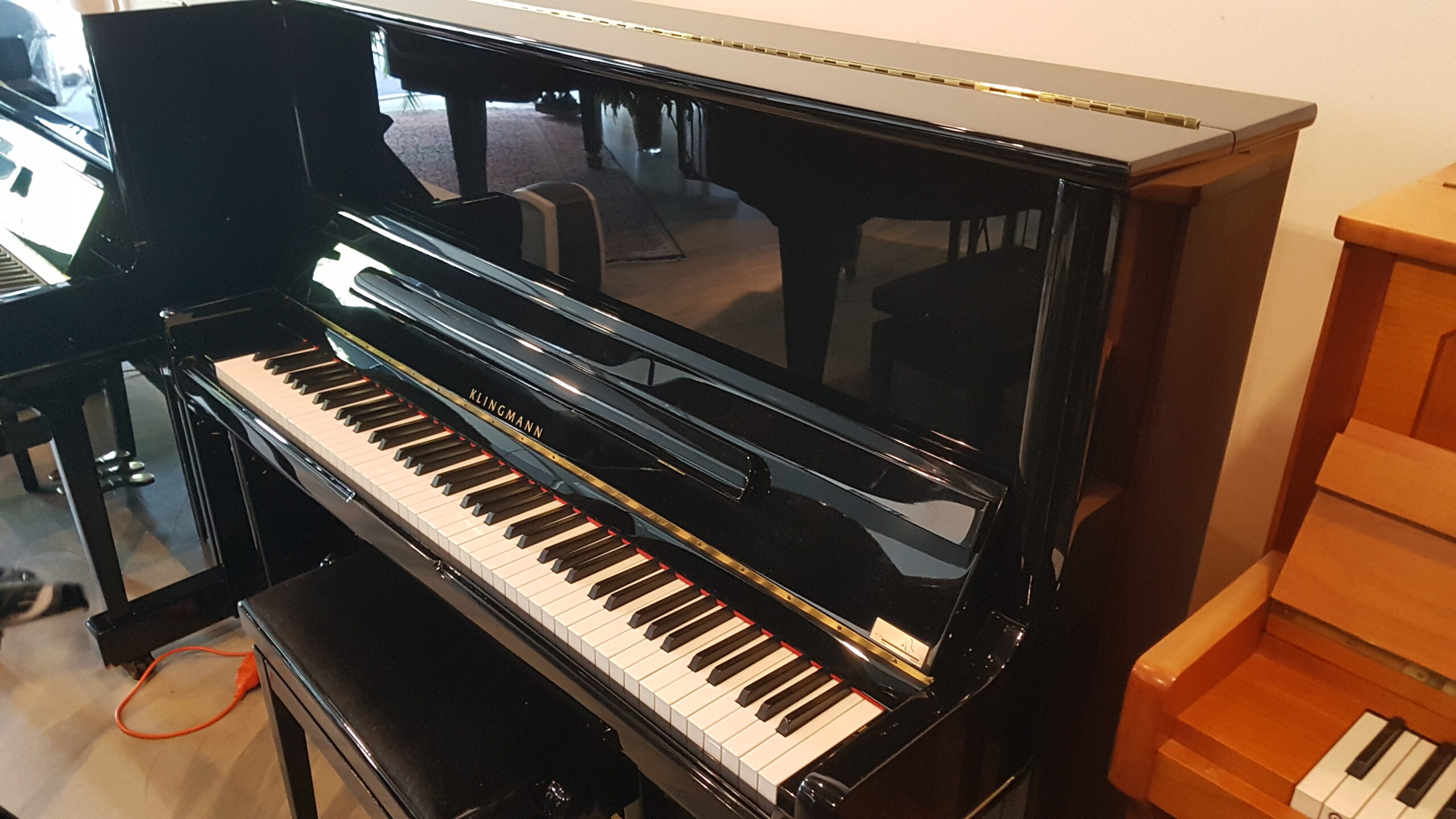 Jonge piano Klingman 125, zwart hoogglans. Als nieuw. Fijn instrument.  € 2690,-