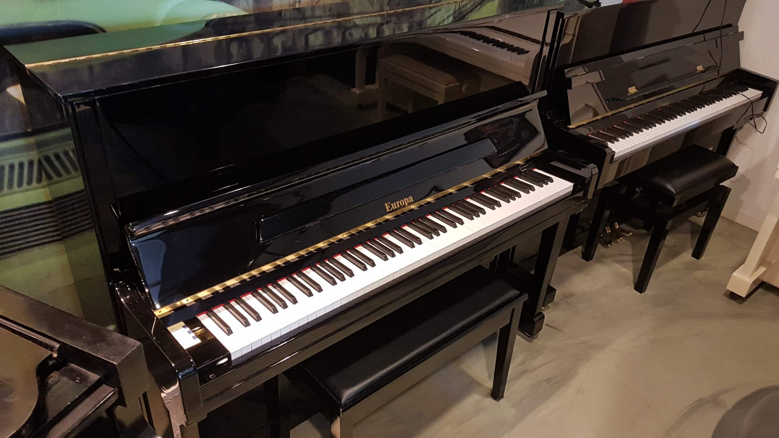 Piano Bechstein / Europa 121, zwart hoogglans. Europese bouw. Mooie staat.  €  2590,- Verkocht