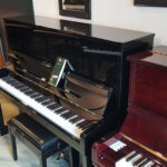 Nagenoeg nieuwe haast ongebruikte Europese piano Petrof M125, zwart hoogglans.  €  4490,-  Verkocht