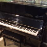 Yamaha piano U1H 121, zwart hoogglans. Nieuwstaat. Originele Yamaha import.  €  3290,-