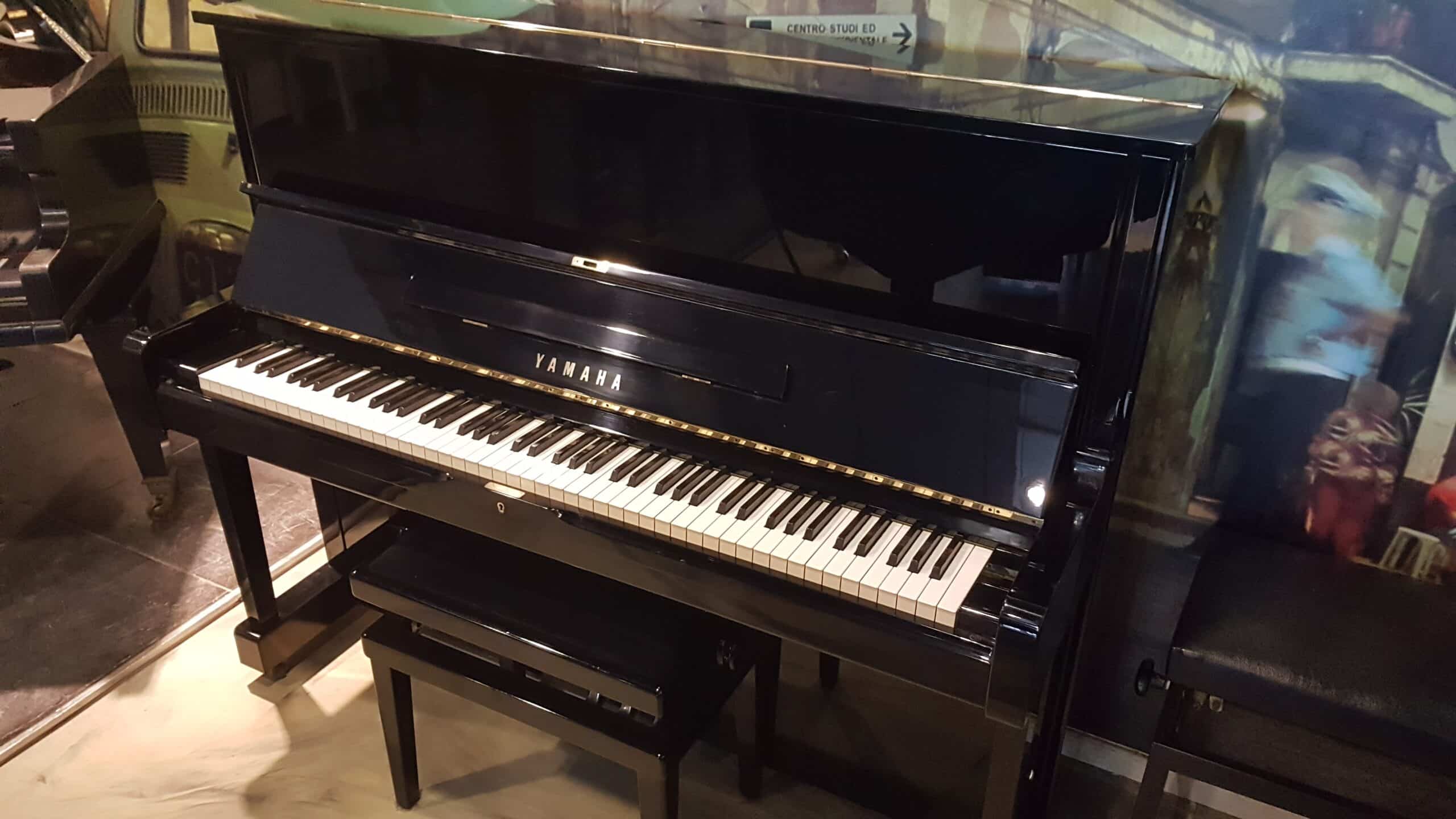 Yamaha piano U1H 121, zwart hoogglans. Nieuwstaat. Originele Yamaha import.  €  3490,-
