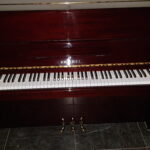 Sterk gebouwde Japanse piano 110 donker mahonie glans. Met studiepedaal €  990,- Verkocht