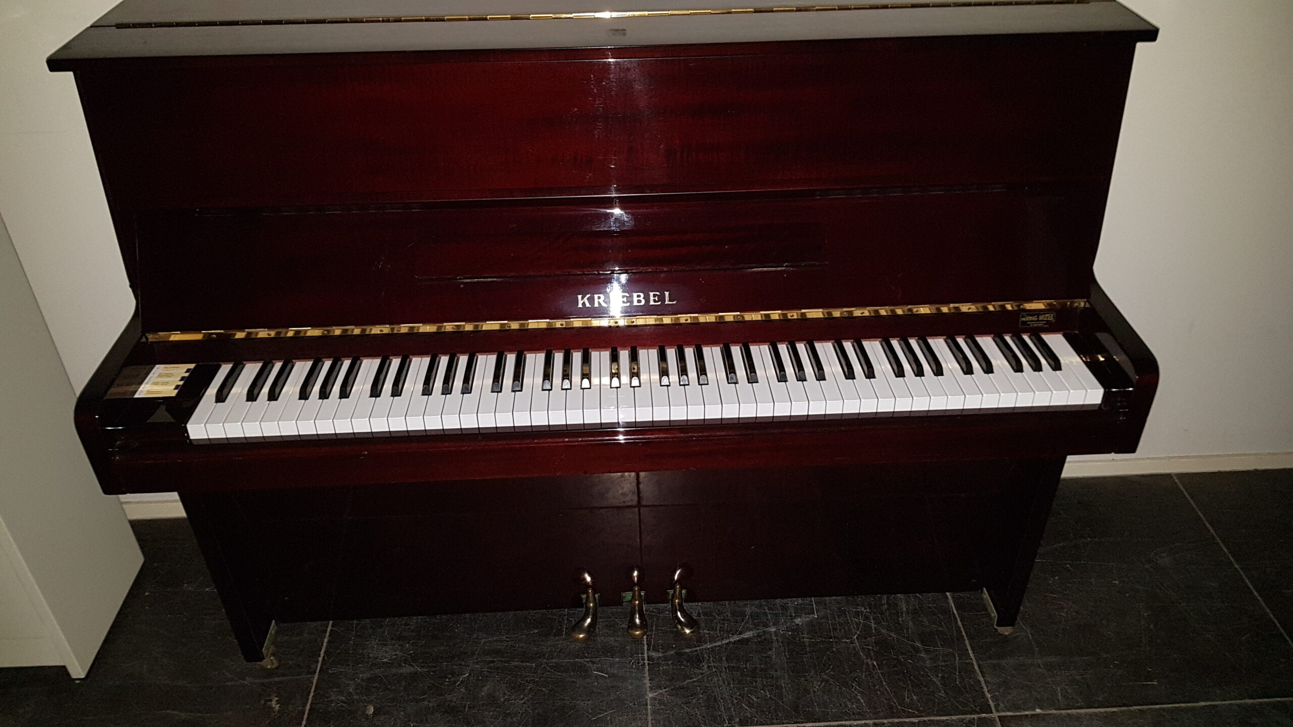 Sterk gebouwde Japanse piano 110 donker mahonoe glans. Met studiepedaal €  990,-