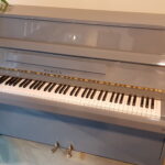 Exclusief uitgevoerde piano Samick SU105. Nieuwstaat.  €  1090,-