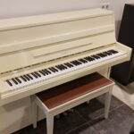 Yamaha piano wit . iv. hoogglans, mod. 104 met studie pedaal. Originele Yamaha import  €  1290,-