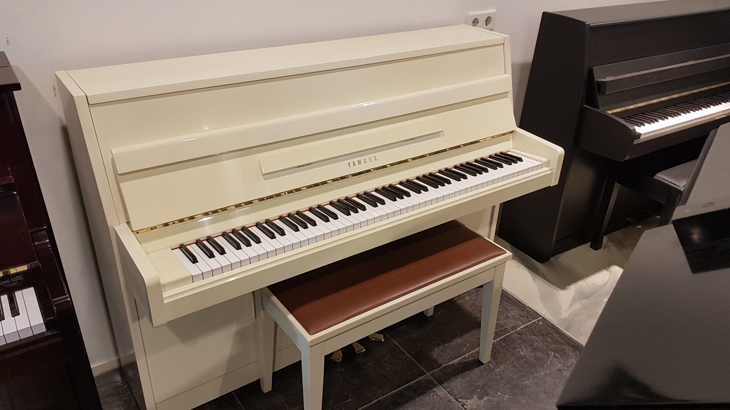 Yamaha piano wit . iv. hoogglans, mod. 104 met studie pedaal. Originele Yamaha import  €  1290,-