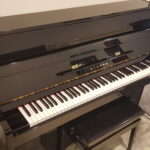 Piano Yamaha / Eterna 110, zwart hoogglans. Studie pedaal. Originele import. Nieuwstaat.  €  1690,-