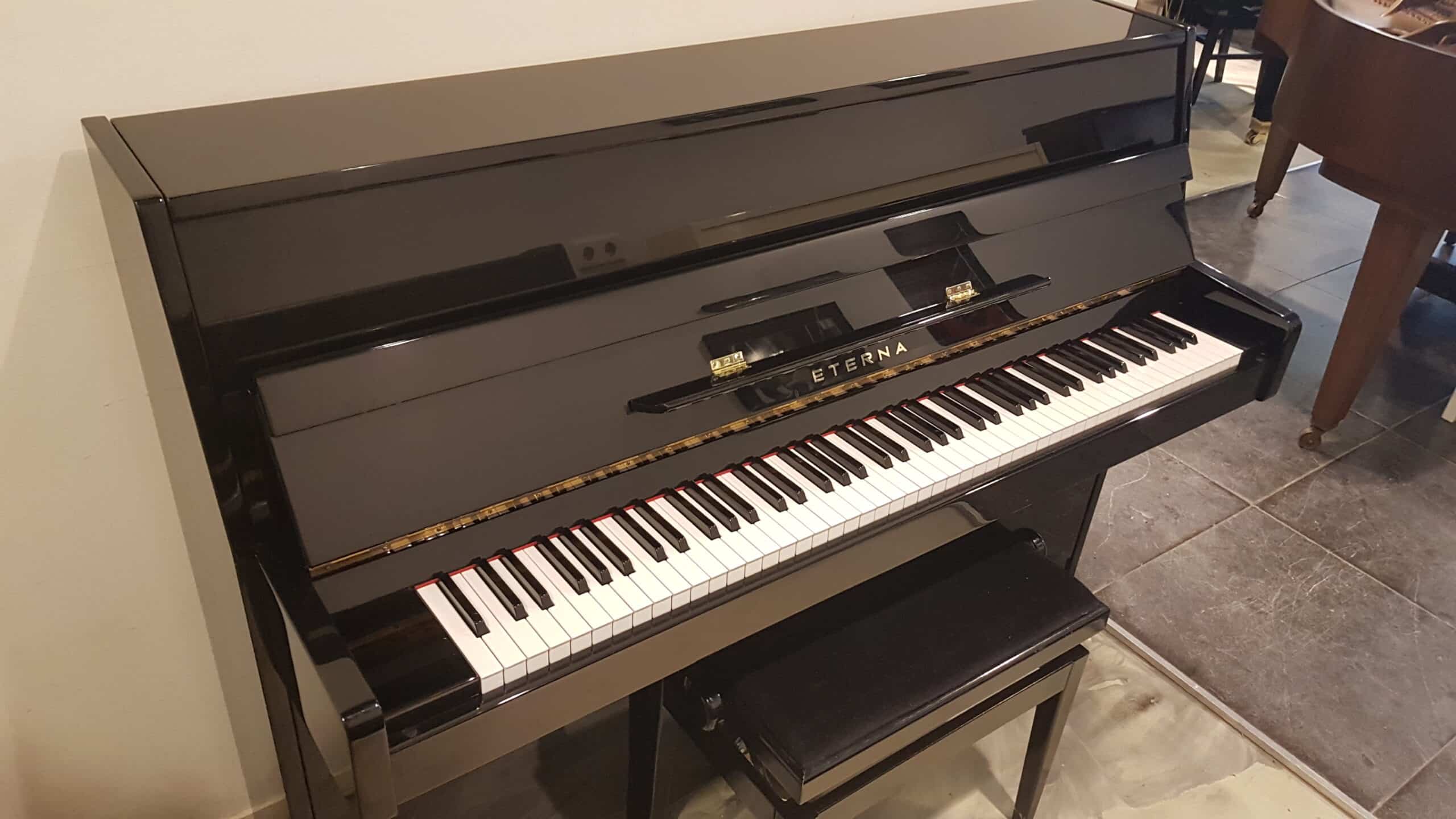 Piano Yamaha / Eterna 110, zwart hoogglans. Studie pedaal. Originele import. Nieuwstaat.  €  1690,-