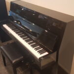 Piano Yamaha Eterna 110, zwart hoogglans. Studiepedaal. Mooie staat.  € 1390,-