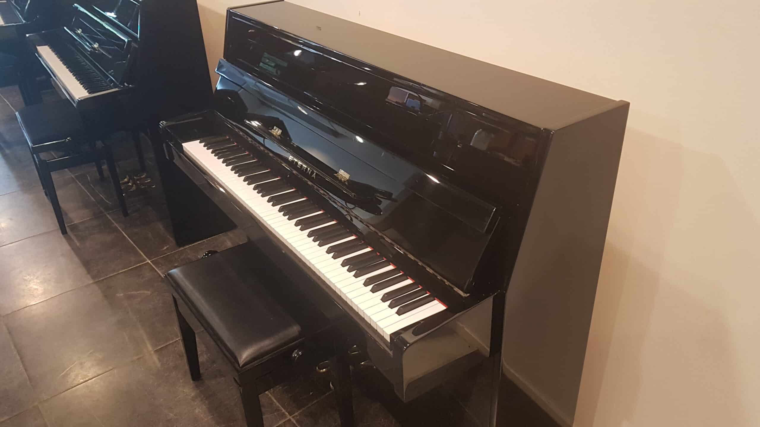 Piano Yamaha Eterna 110, zwart hoogglans. Studiepedaal. Mooie staat.  € 1390,-