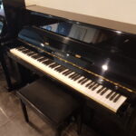 Piano Yamaha 109 zwart hoogglans. Originele Yamaha import. Zeer mooie staat.  €  1890,-