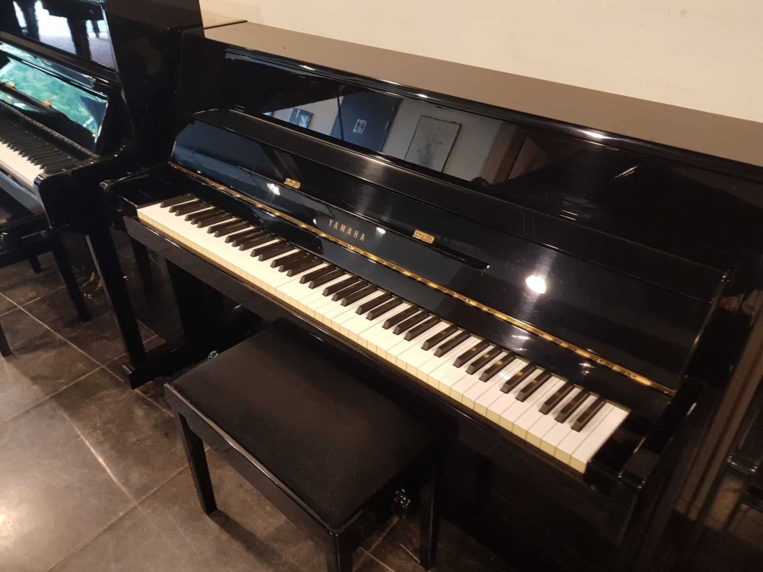 Piano Yamaha 109 zwart hoogglans. Originele Yamaha import. Zeer mooie staat.  €  1890,-