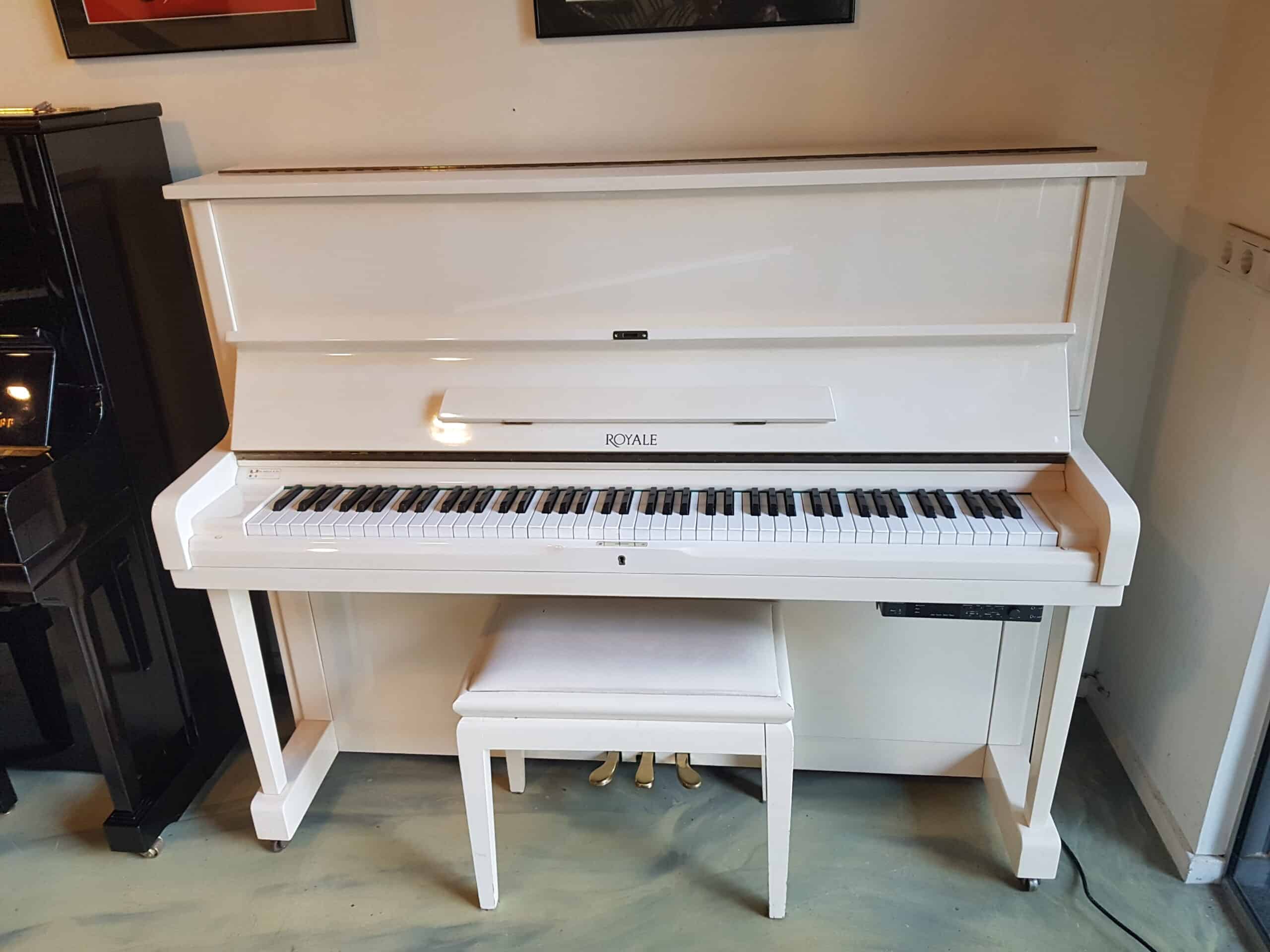 Silent piano Royale 121 wit hoogglans. Model U1. Zeer mooie staat.  € 2390,-