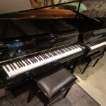 Piano Young Chang 118, zwart hoogglans met studie pedaal.  €  1790,- Gereserveerd