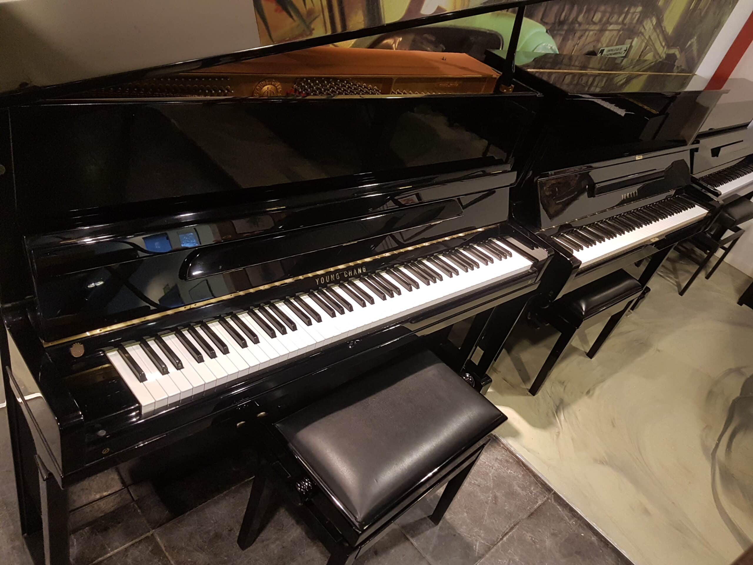 Piano Young Chang 118, zwart hoogglans met studie pedaal.  €  1790,- Gereserveerd