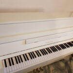 Japanse piano Yamaha C108 wit zijdeglans. Originele fabriekslak en Yamaha import.  €  1890,-