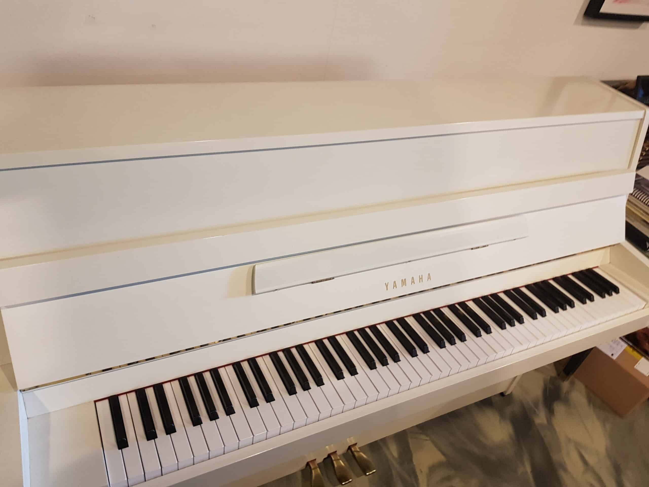 Japanse piano Yamaha C108 wit zijdeglans. Originele fabriekslak en Yamaha import.  €  1890,-