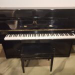 Europese piano 108 zwart hoogglans, studiepedaal. Fijn instrument., € 990,-