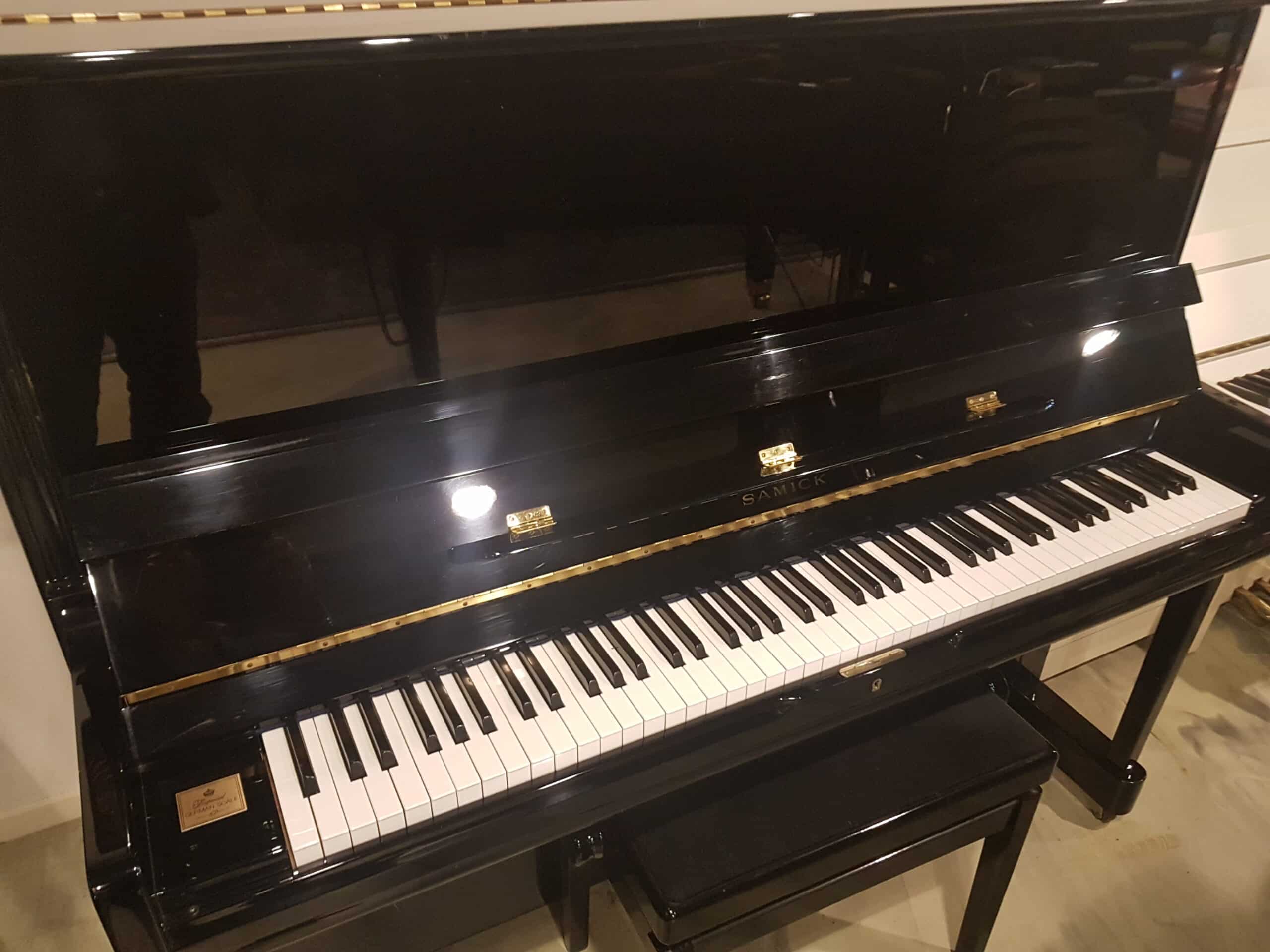 Top piano Samick SU 131 SP, zwart hoogglans. Zeer mooie staat. Voll. garantie.  € 2790,-