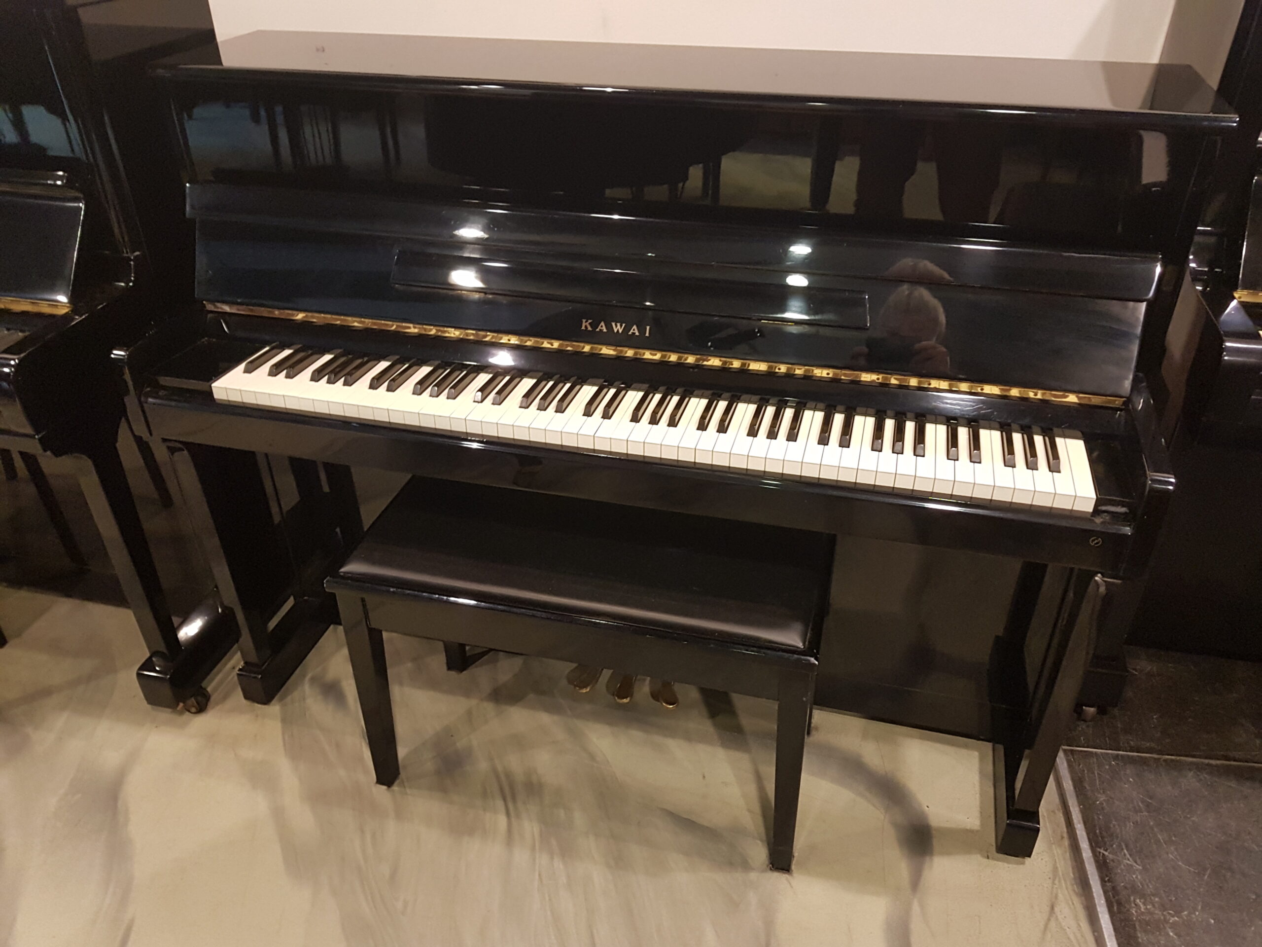 Piano Kawai CS11, zwart hoogglans. 3e studiepedaal.  €  2290,-