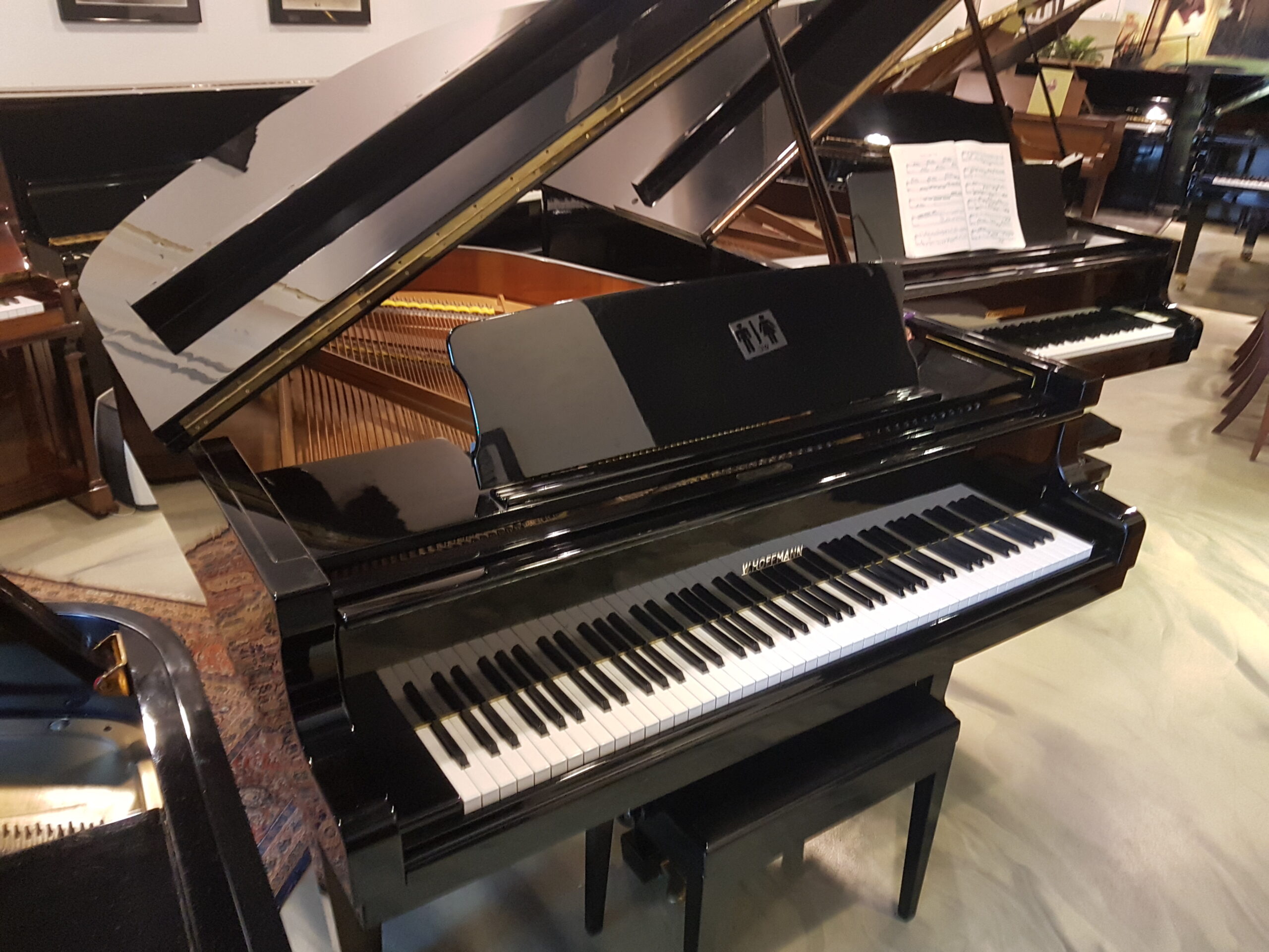 Vleugel W. Hoffmann / Bechstein 174 zwart hoogglans. Europese bouw.  €  9890,-