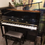 Piano Young Chang 118, zwart hoogglans. Met studiepedaal.  €  1790,-