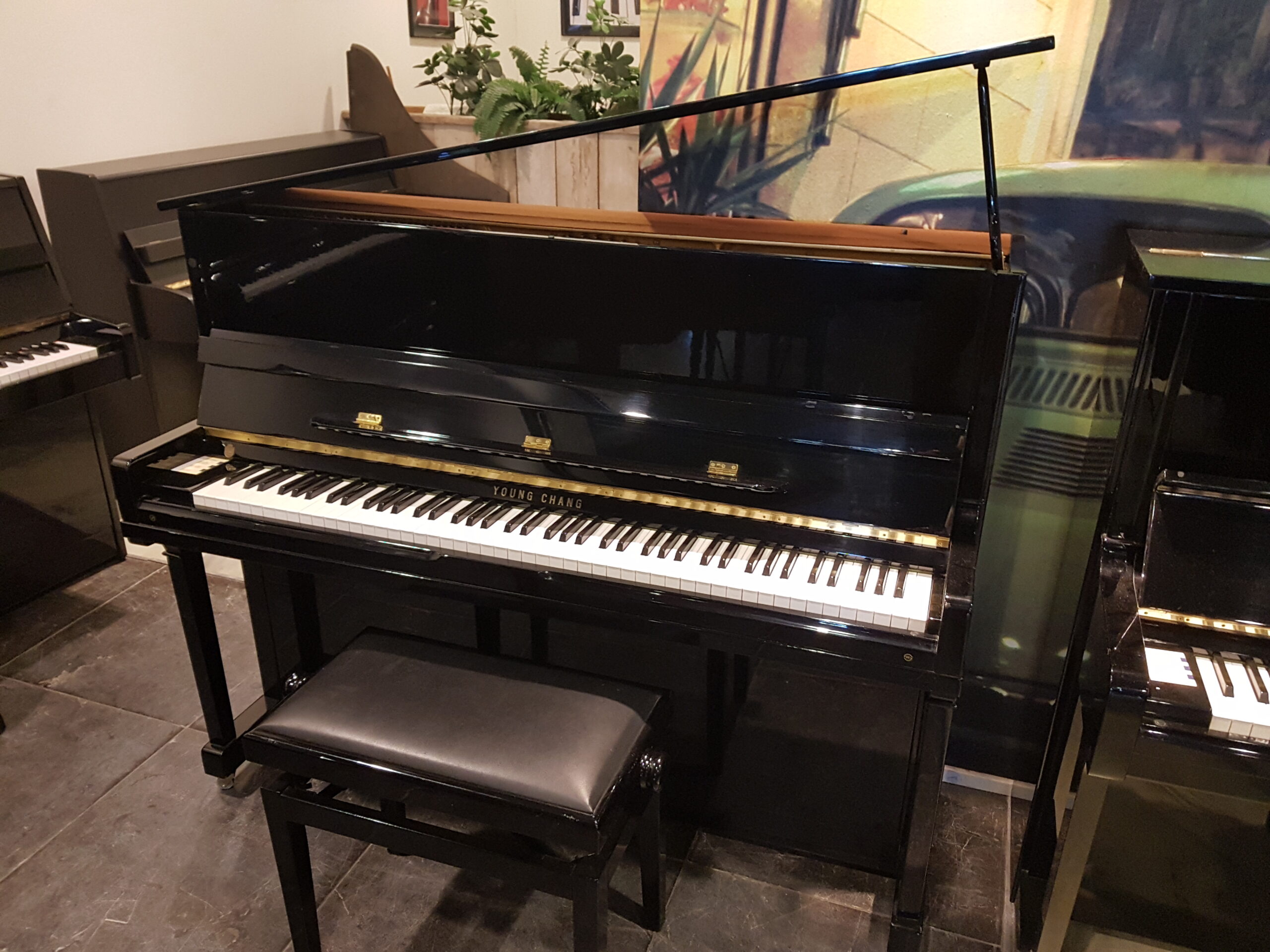 Piano Young Chang 118, zwart hoogglans. Met studiepedaal.  €  1790,-