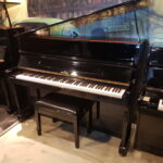 Europese piano Meyer 110 CL. zwart hoogglans met studiepedaal. Nieuwstaat.  €  1790,-