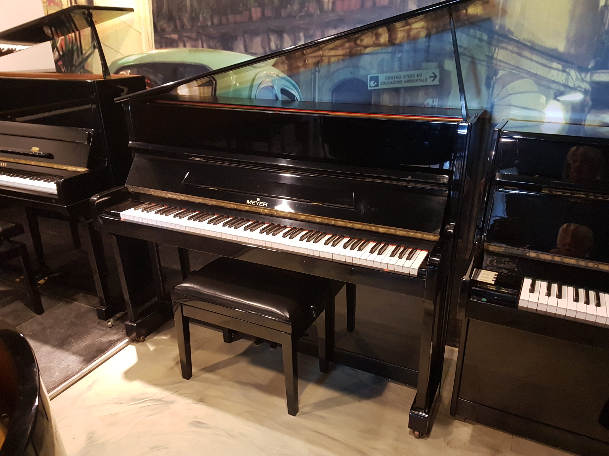 Europese piano Meyer 110 CL. zwart hoogglans met studiepedaal. Nieuwstaat.  €  1790,-