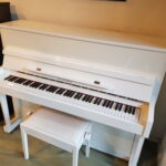 Nagenoeg nieuwe spierwit hoogglans piano Schumer/Pearl River 117.  € 2490,-