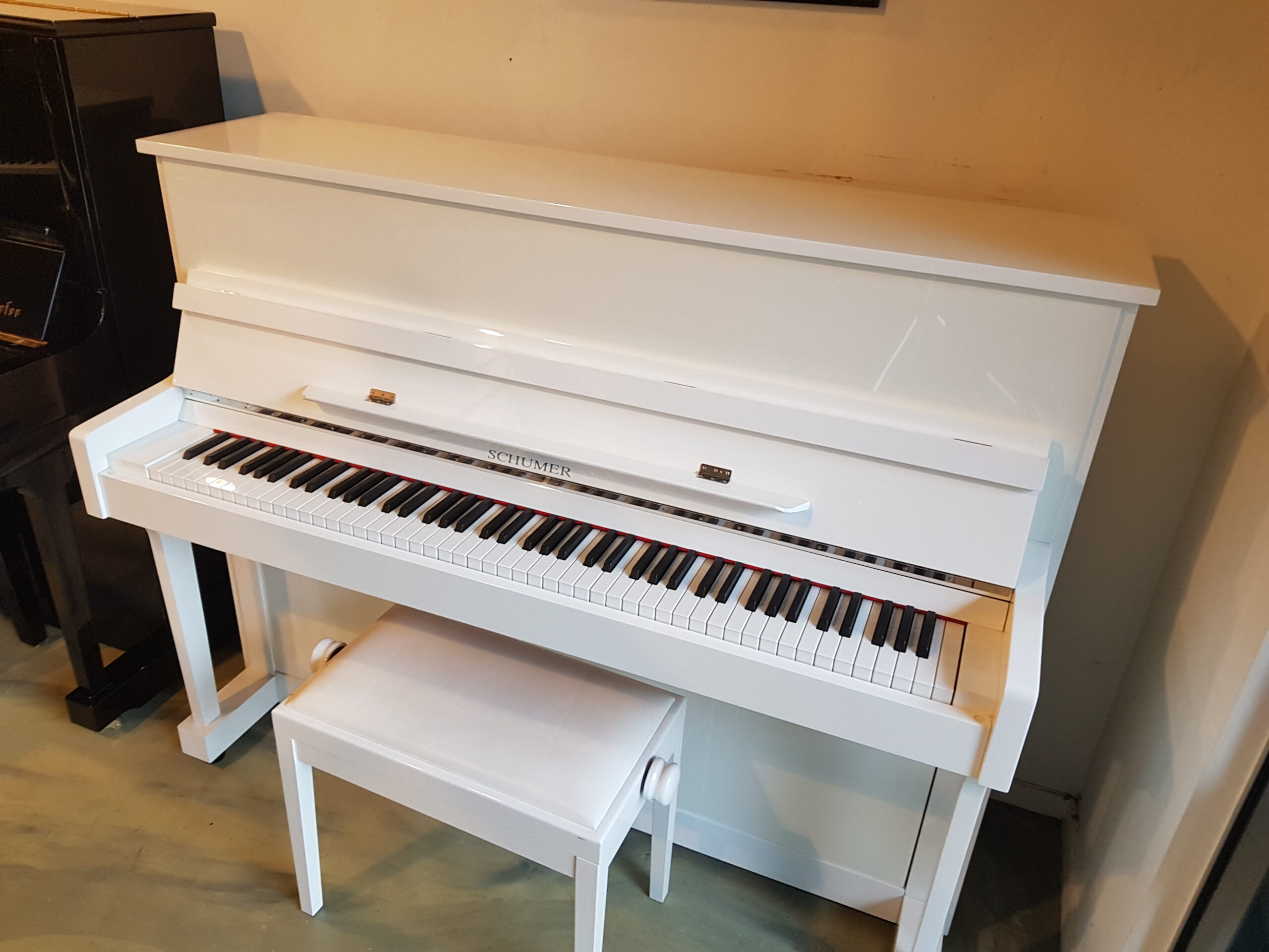 Nagenoeg nieuwe spierwit hoogglans piano Schumer/Pearl River 117.  € 2490,-