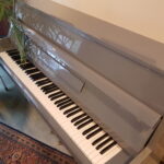 Piano Samick 107 Imperial, grijs / blauwe fabrieks hoogglans lak. Zeer mooie staat.  €  990,-