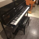 Jong gebruikte klasse piano W. Hoffmann / Bechstein V112, zwart hoogglans. Nieuw staat.  VERKOCHT