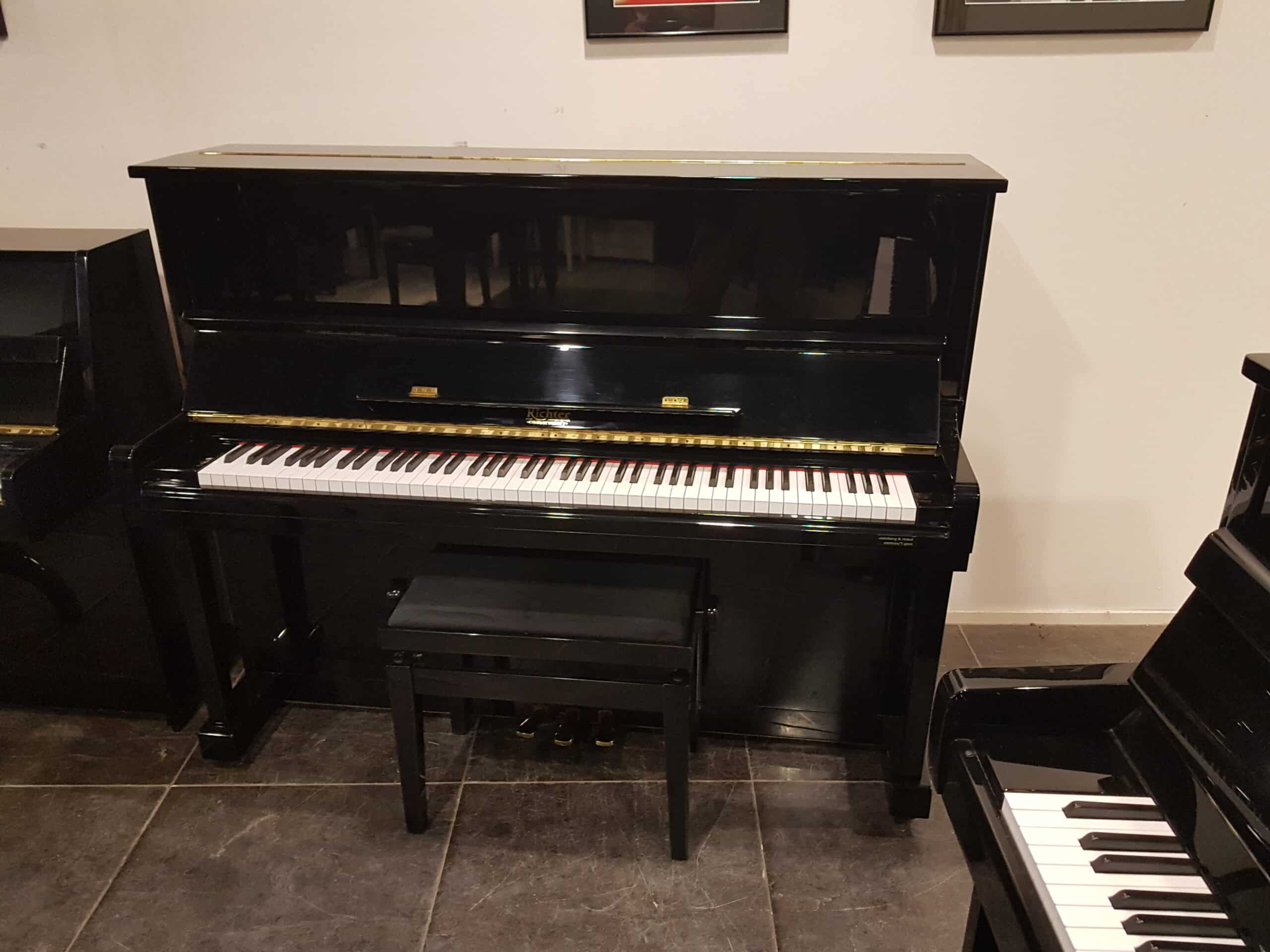 Nagenoeg nieuwe piano Richter 121 zwart hoogglans, met studie pedaal. €  2190,-