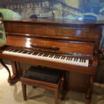 Exclusieve piano Steinway & Sons Queen Anne, noten hoogglans. Geen 2e van. Uniek.  €  10900,-